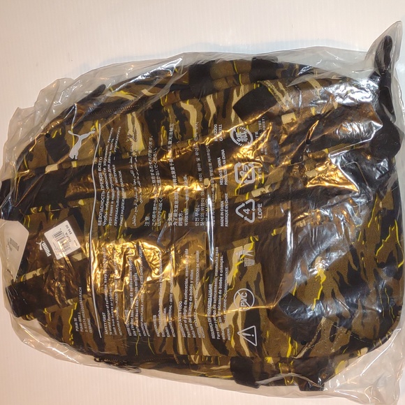 ๐บPUMA x XO Backpack in Camo - Picture 13 of 15